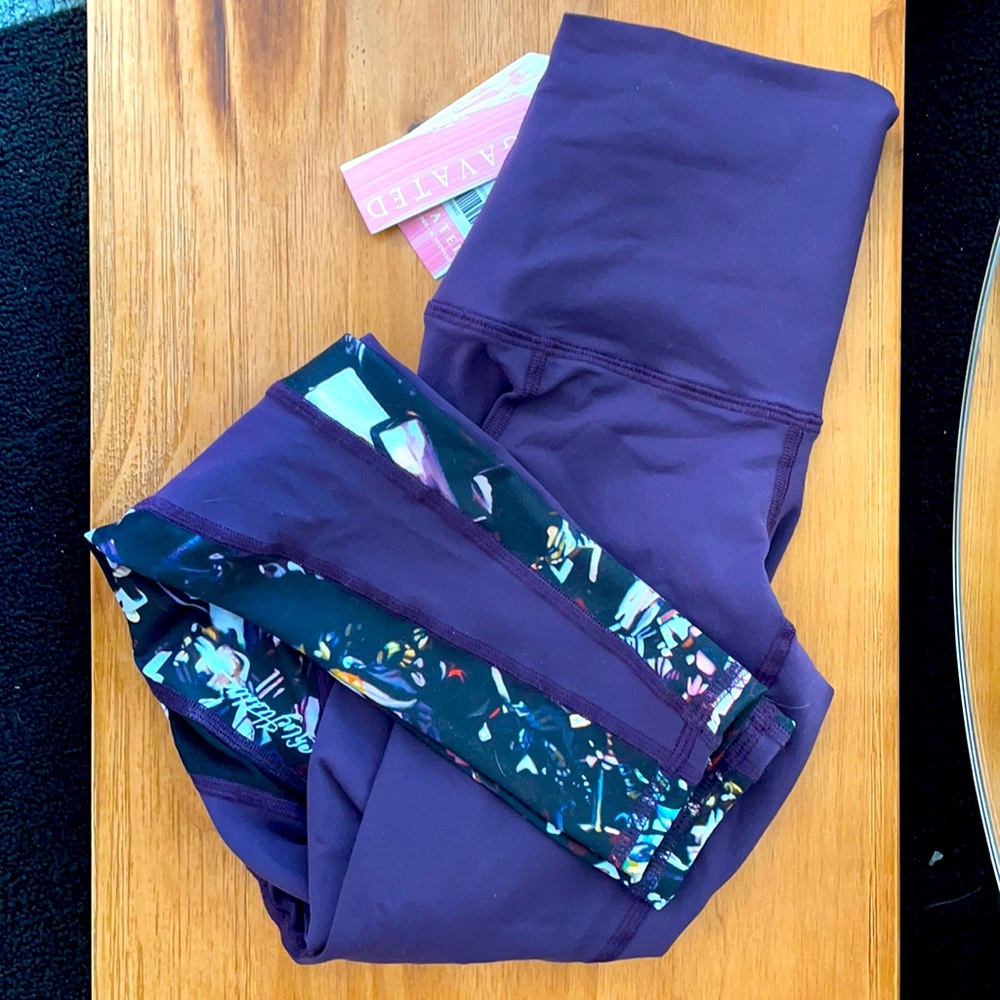 Yoga pants with artistic detail